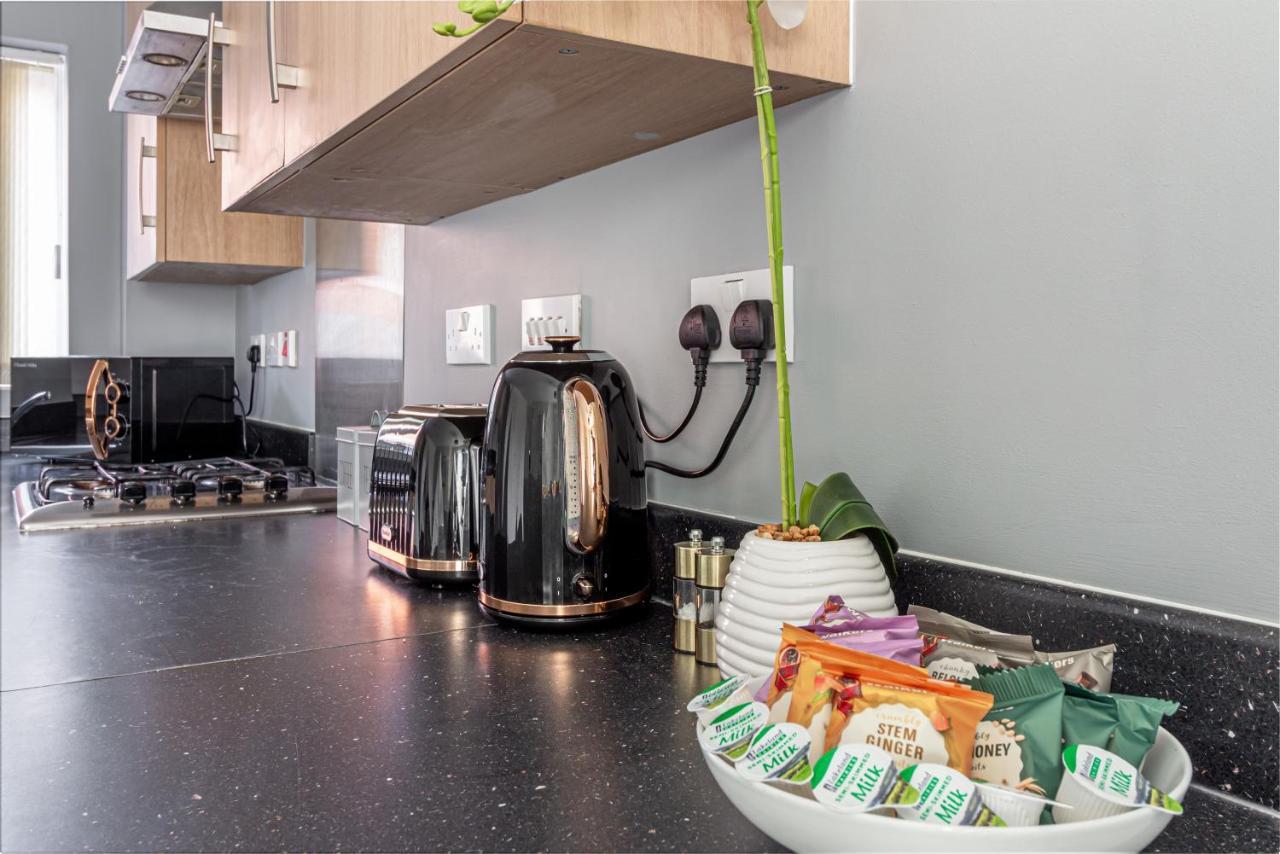 Liberty House - Perfect For Contractors - 2 Off-Road Parking Spaces Wolverhampton Eksteriør bilde